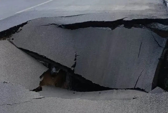 На дороге в Нижнекамске провалился грунт