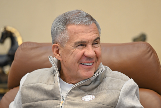 «Алга барыгыз»: Минниханов поздравил татарстанцев с Днём российского студенчества