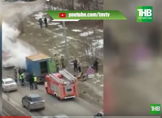 В Казани на улице Ломжинской загорелся грузовик аварийных служб (ВИДЕО)