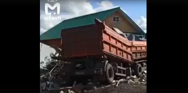 В Татарстане «КамАЗ» на полном ходу влетел в частный дом – видео