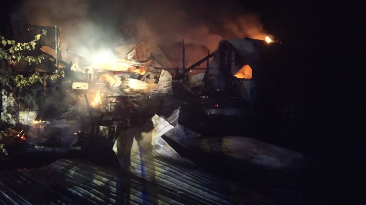 Ночью на базе отдыха под Казанью сгорел гостевой дом - видео