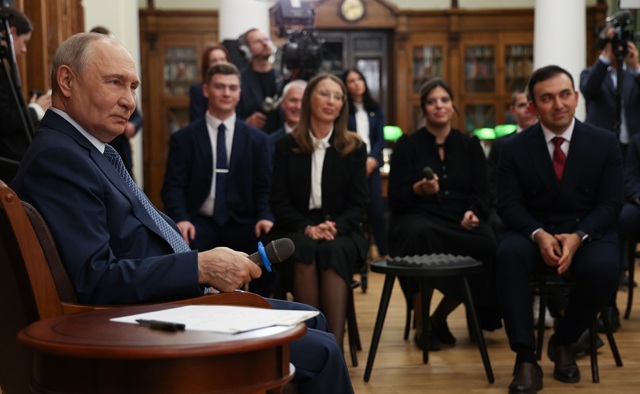Путин пошутил над учителем, который отложил свадьбу на год