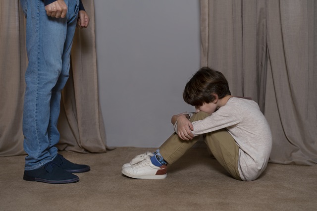 Житель Казани жестоко избил сына во дворе школы после жалоб на него директора