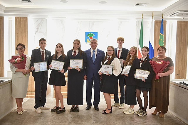 Стобалльникам по ЕГЭ в Набережных Челнах вручили по 10 000 рублей, учителям – до 200 000