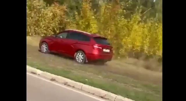 Проехавшийся по набережной на легковушке автохам едва не сбил ребенка в Набережных Челнах