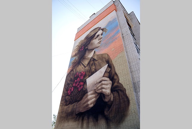 «Ждет»: мурал с девушкой в военной форме появился в Зеленодольске