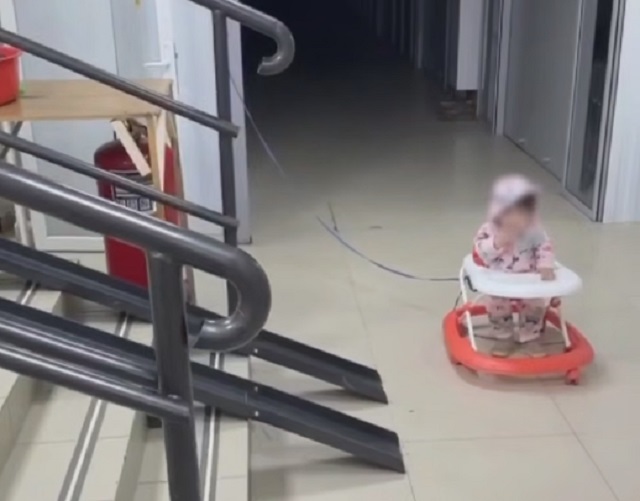 Веревка вместо присмотра: в Казани наказали отца, привязавшего дочь к перилам ТЦ