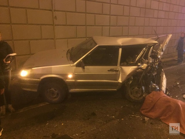 В Казани «Газель» сбила оформлявших ДТП парней, один из них погиб – видео