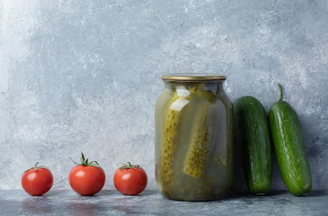 Дачница из Татарстана ответила, как мариновать огурцы, чтобы банки не «взрывались»