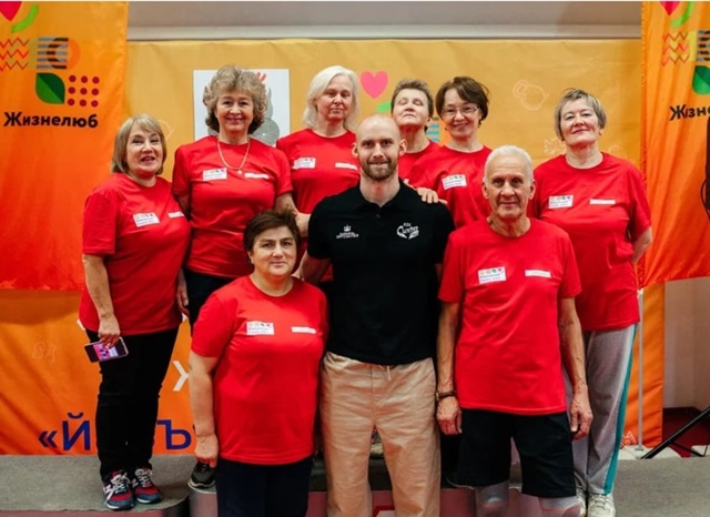 Ватерполист «КОС-СИНТЕЗ» Роман Шепелев посетил «Игры долголетия»