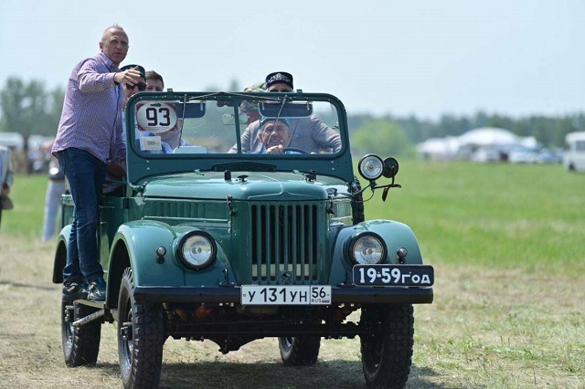 Минниханов прокатил гостей Сабантуя в Оренбургской области на ретроавто