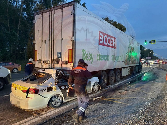 Влетевший под прицеп фуры водитель легковушки погиб на трассе в Татарстане