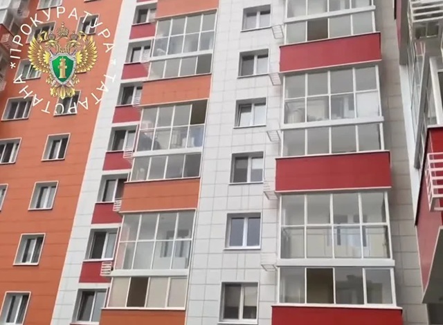 В Казани пятилетний ребёнок выпал из окна 10-го этажа, облокотившись на москитную сетку