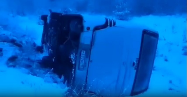 В Нижегородской области перевернулся автобус с 34 пассажирами внутри – видео