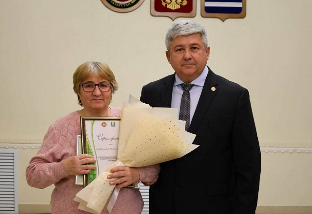 Матерей бойцов СВО наградил глава Зеленодольского района