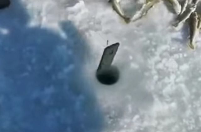 Заядлые рыбаки использовали смартфон для подледной рыбалки – видео