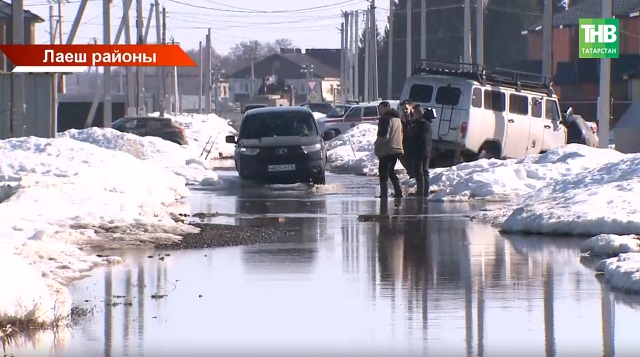 Сокуры бистәсен су басты: кешеләргә урамга чыгарга көймә кирәк