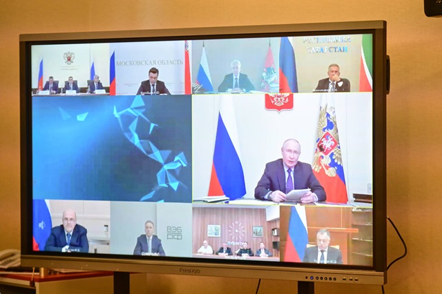 Путин поблагодарил Минниханова за обстоятельный доклад по ситуации со строительством