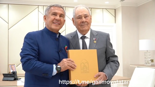 Шаймиев поздравил Минниханова с Днем Республики и вручил памятную книгу