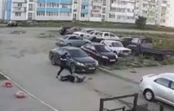 На видео попало жестокое избиение пенсионера буйным парнем