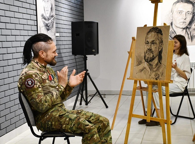 Участники мастер-класса в Набережных Челнах нарисовали портрет ветерана СВО