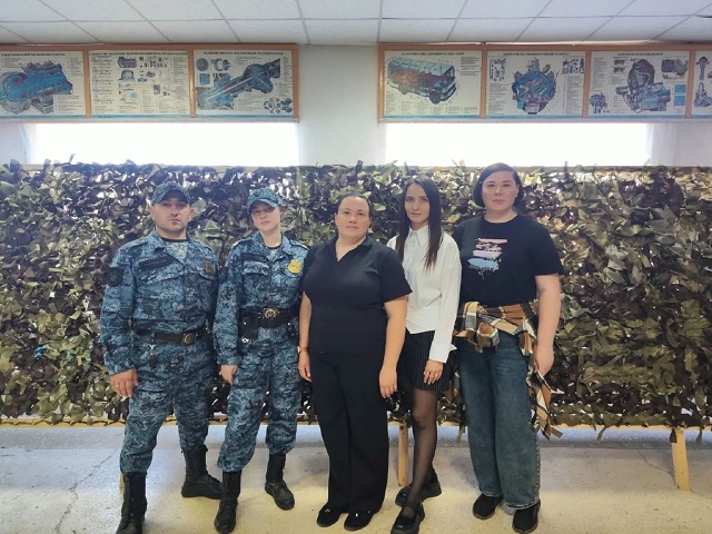 Судебные приставы из Альметьевска помогли плести сети для бойцов СВО
