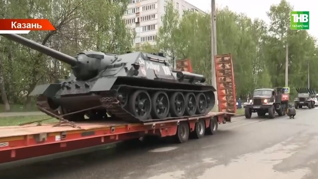 Военная ретротехника прошла по Казани от Танкового училища до парка Петрова