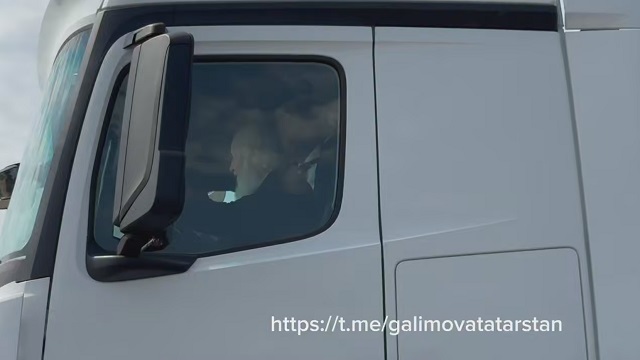«Кадры дня»: Патриарх Кирилл прокатился за рулем КАМАЗа в Набережных Челнах