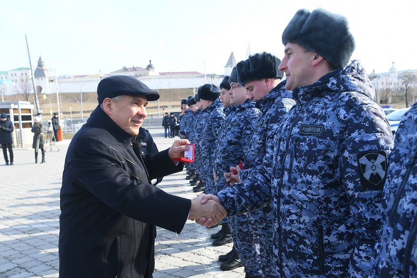 Росгвардейцы получили из рук Рустама Минниханова ключи от новых машин