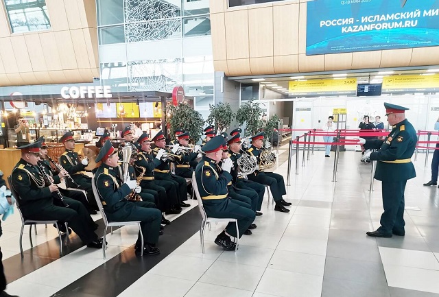 Оркестр Танкового училища выступил в аэропорту Казани к юбилею Победы