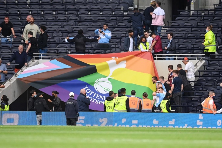 Фото: Британские футбольные фанаты сорвали ЛГБТ флаг команды соперника на матче АПЛ