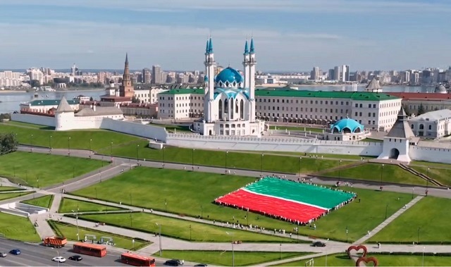 Рөстәм Миңнеханов Дәүләт флагы көне уңаеннан татарстанлыларны котлады