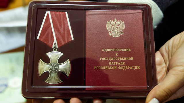 Семьям бойцов СВО в Альметьевске вручили государственные ордена и медали