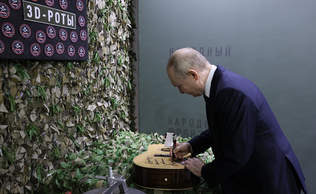 Путин подписал гитару для отправившегося в зону СВО директора школы