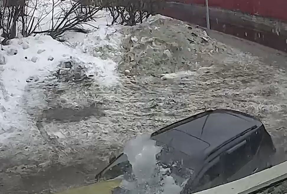 Глыба льда обрушилась на машину с людьми - видео