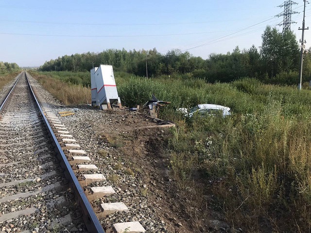 В Удмуртии поезд снес автомобиль, пострадали три человека