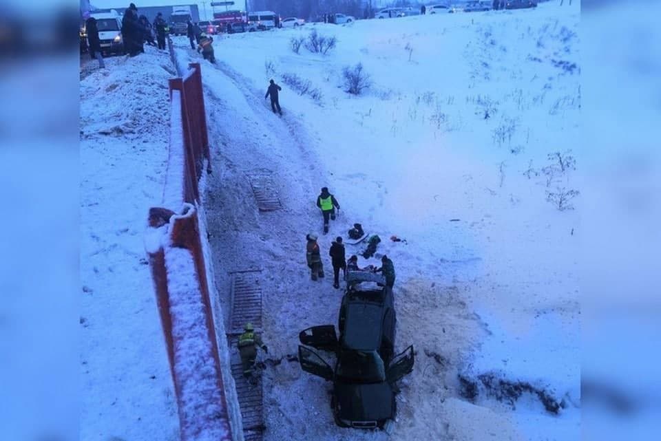 Видео: в Башкирии фура вытолкнула с моста автомобиль с семьей