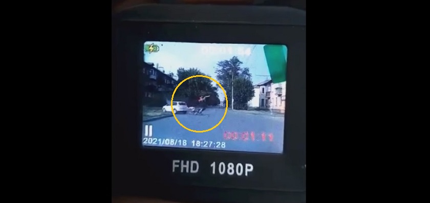 Шок-видео: автохам сбил едущих на мопеде девочек-подростков