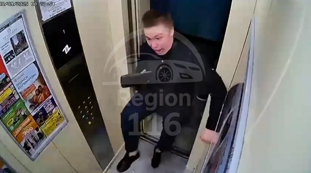 В Казани ищут разъяренного вандала, устроившего бои с лифтом в высотке