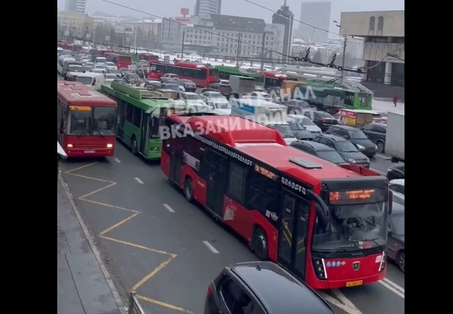 Авария парализовала движение на центральной магистрали Казани – видео