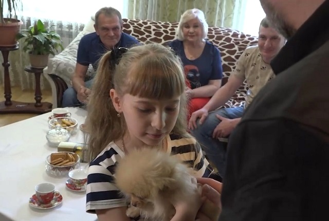 Щенка шпица передал Пушилин от Путина девочке, написавшей ему письмо