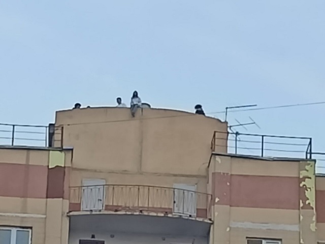 Прокуратура проверит информацию о гуляющих по крыше высотки в Казани подростках