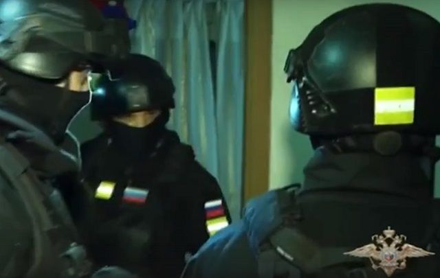 Обманувших сидевшего с Путиным на параде Победы ветерана мошенников задержали 