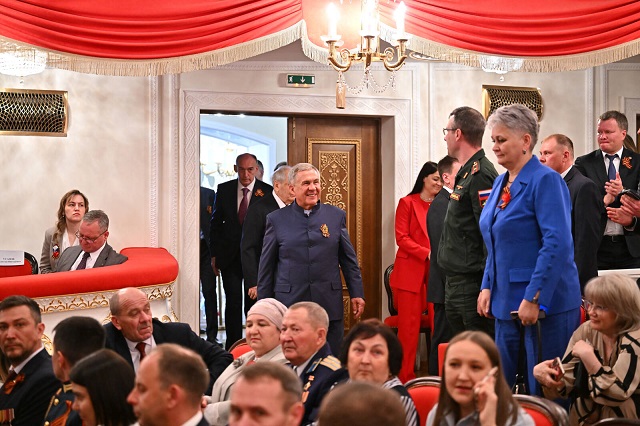 Минниханов лично поздравил фронтовиков, воинов-интернационалистов и бойцов СВО