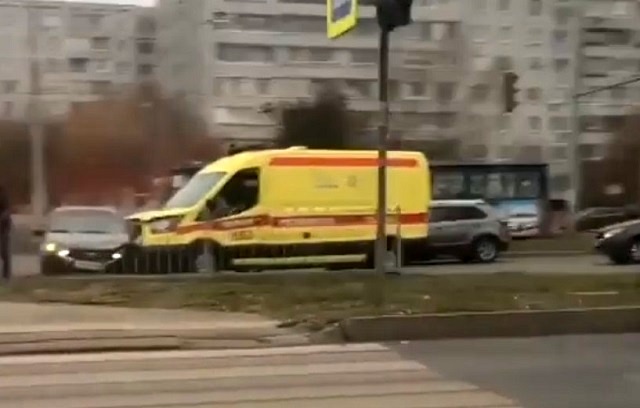 В Челнах спешившая на вызов карета скорой помощи протаранила «Ладу» - видео