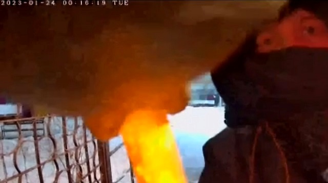 Разбивавшего молотком «умные» домофоны вандала задержали в Набережных Челнах