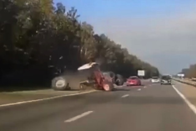 Спешившая доставить ребенка в садик автоледи влетела в трактор в Тюмени - видео