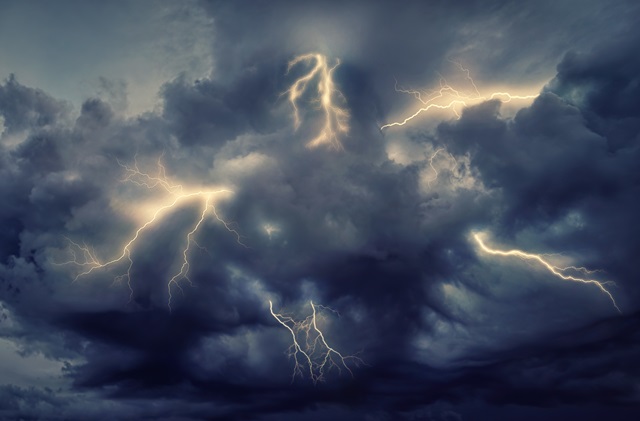 Шокирующее зрелище: мартовскую грозу сняли на видео в Татарстане