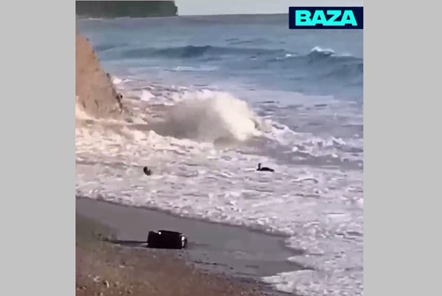 В Туапсе двух мужчин унесло в море во время шторма - видео