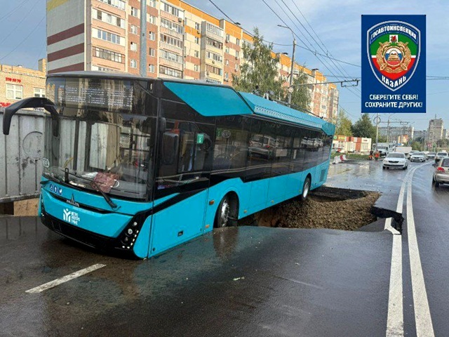 Троллейбус завис над огромным провалом асфальта в Казани